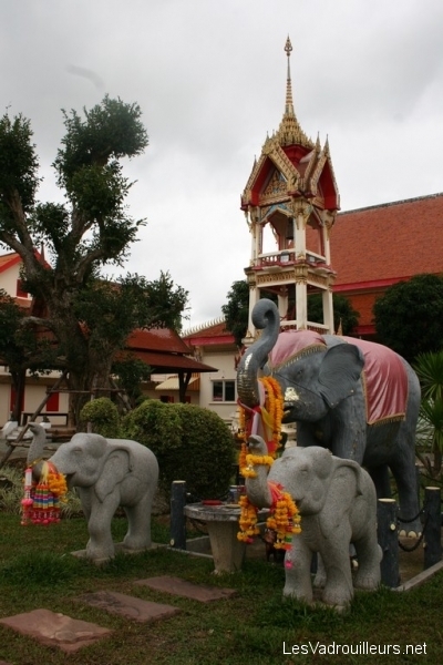 Statues d'éléphants et offrandes