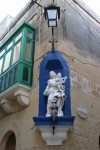 Statue religieuse au coin d'une ruelle