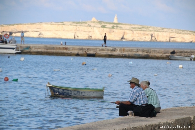 Un vieux couple qui pêche