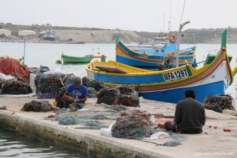 Pêcheurs réparant leurs filets à Marsaxlokk