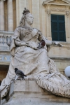 Des pigeons sur la reine Victoria