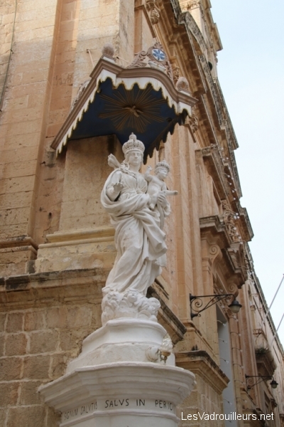 Statue religieuse au coin d'une ruelle