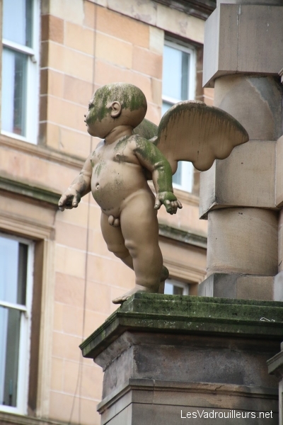 Sculpture angelot façade maison