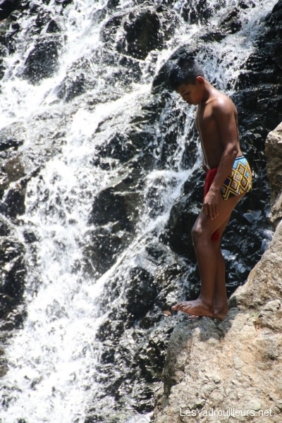 Un indigène se préparant à plonger