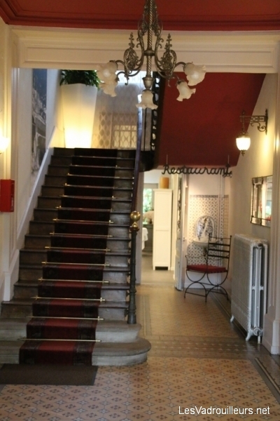 Escalier d'accès aux étages