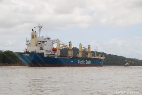 Navire sur le canal de Panama