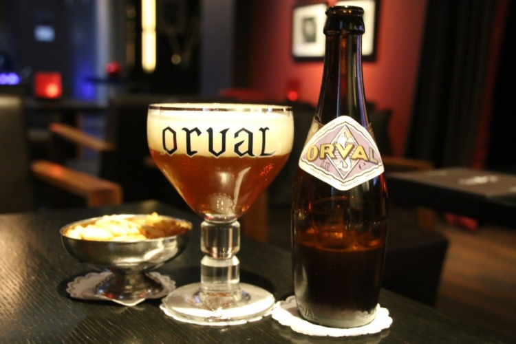 Déguster une bière belge au bar