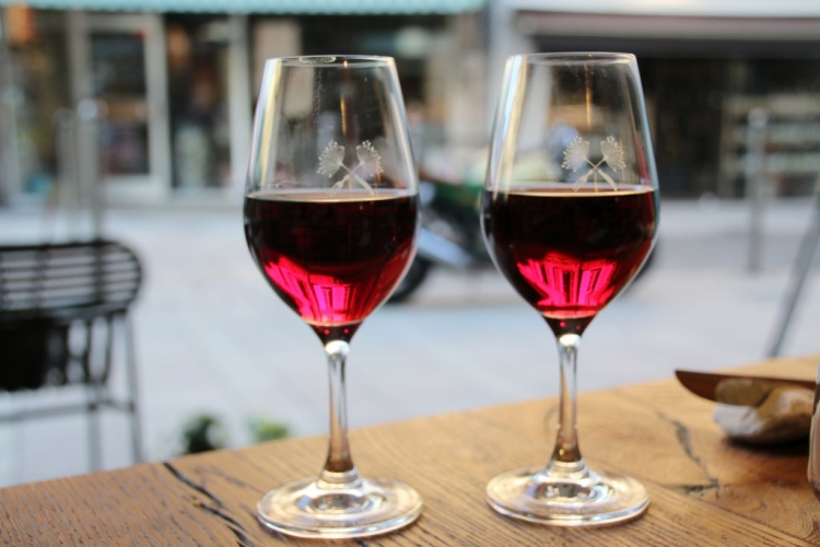 Art de vivre - Partager un bon verre de vin de Bourgogne