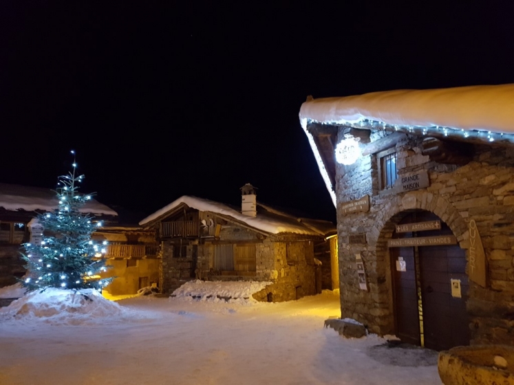 Bonneval sur Arc : le vieux village éclairé la nuit