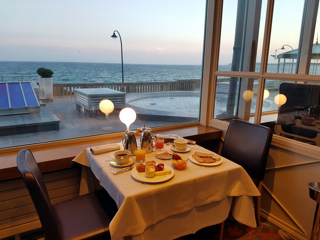 Grand Hôtel des Thermes : petit-déjeuner vue mer