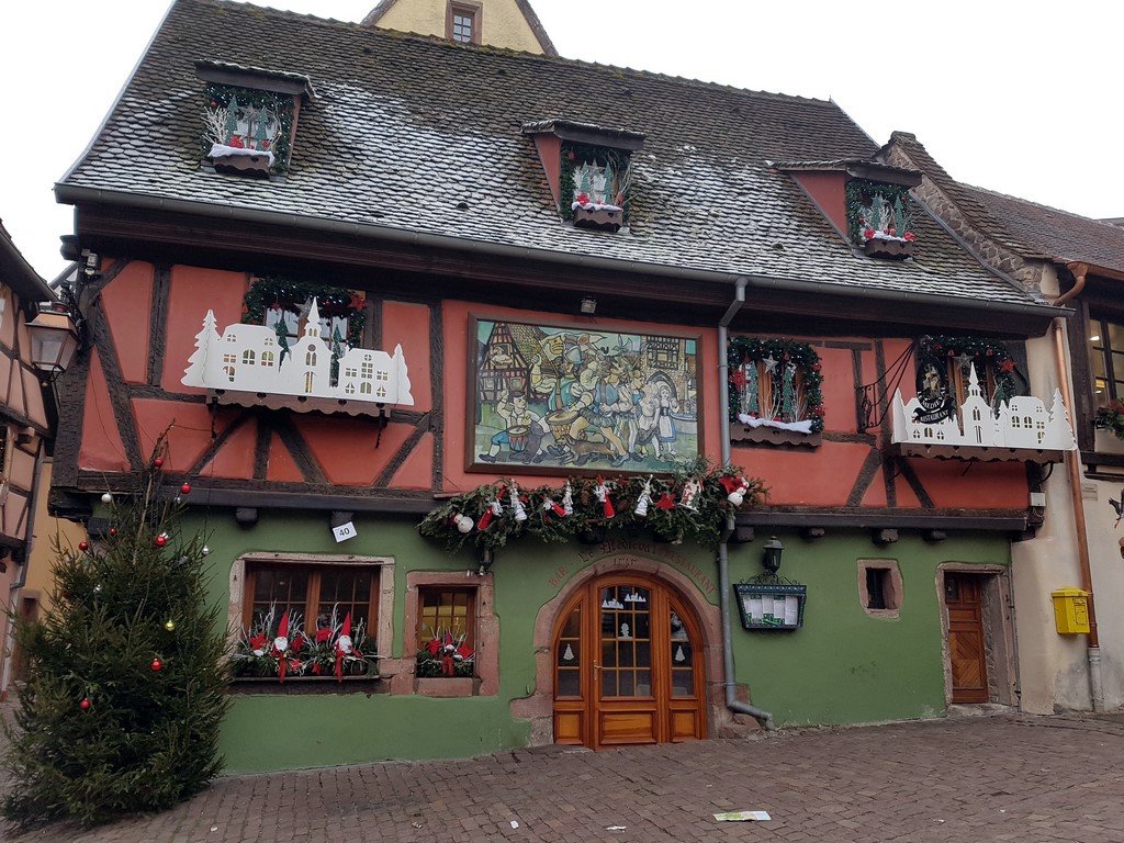 Petite année en Alsace : maison décorée à Riquewihr