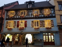 Petite année en Alsace : magasin illuminé à Kaysersberg
