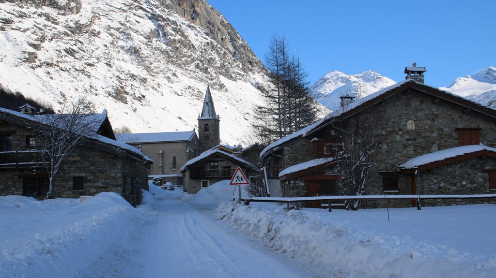 Bonneval sur Arc en hiver : entrée vieux village