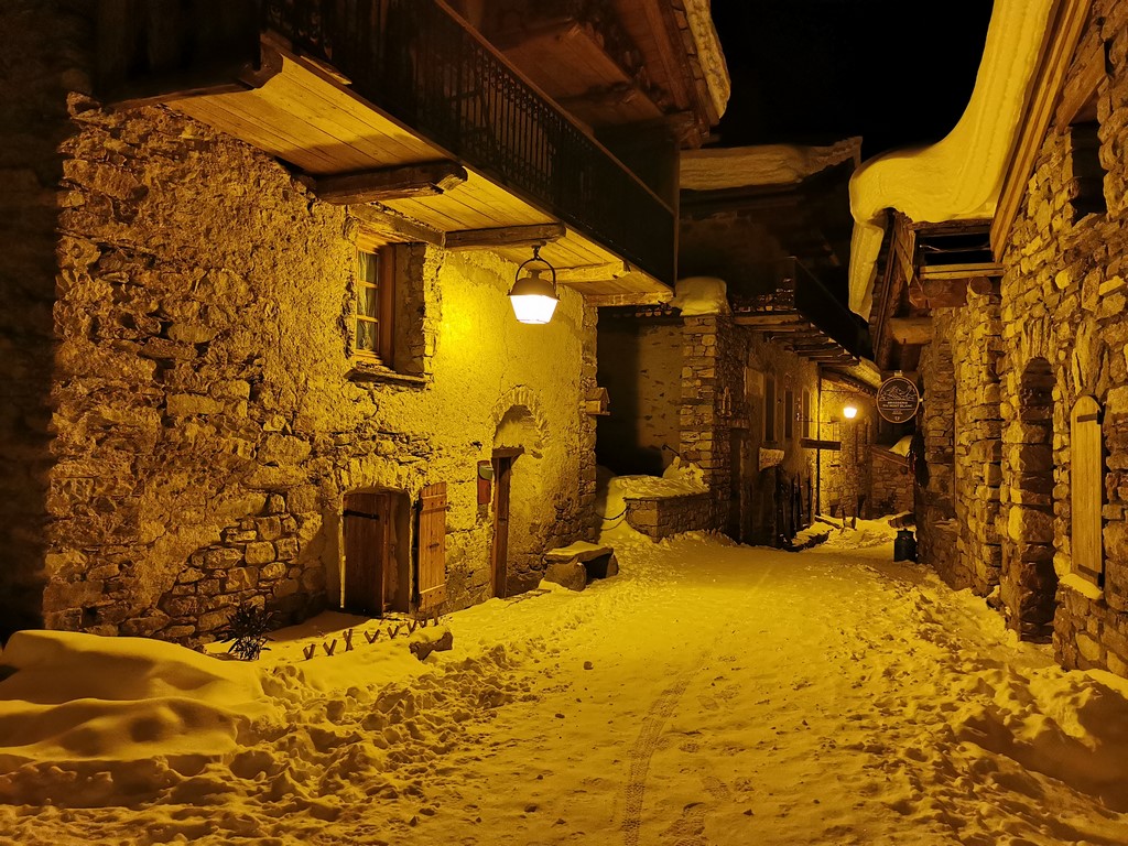Bonneval sur Arc en hiver : vieux village la nuit